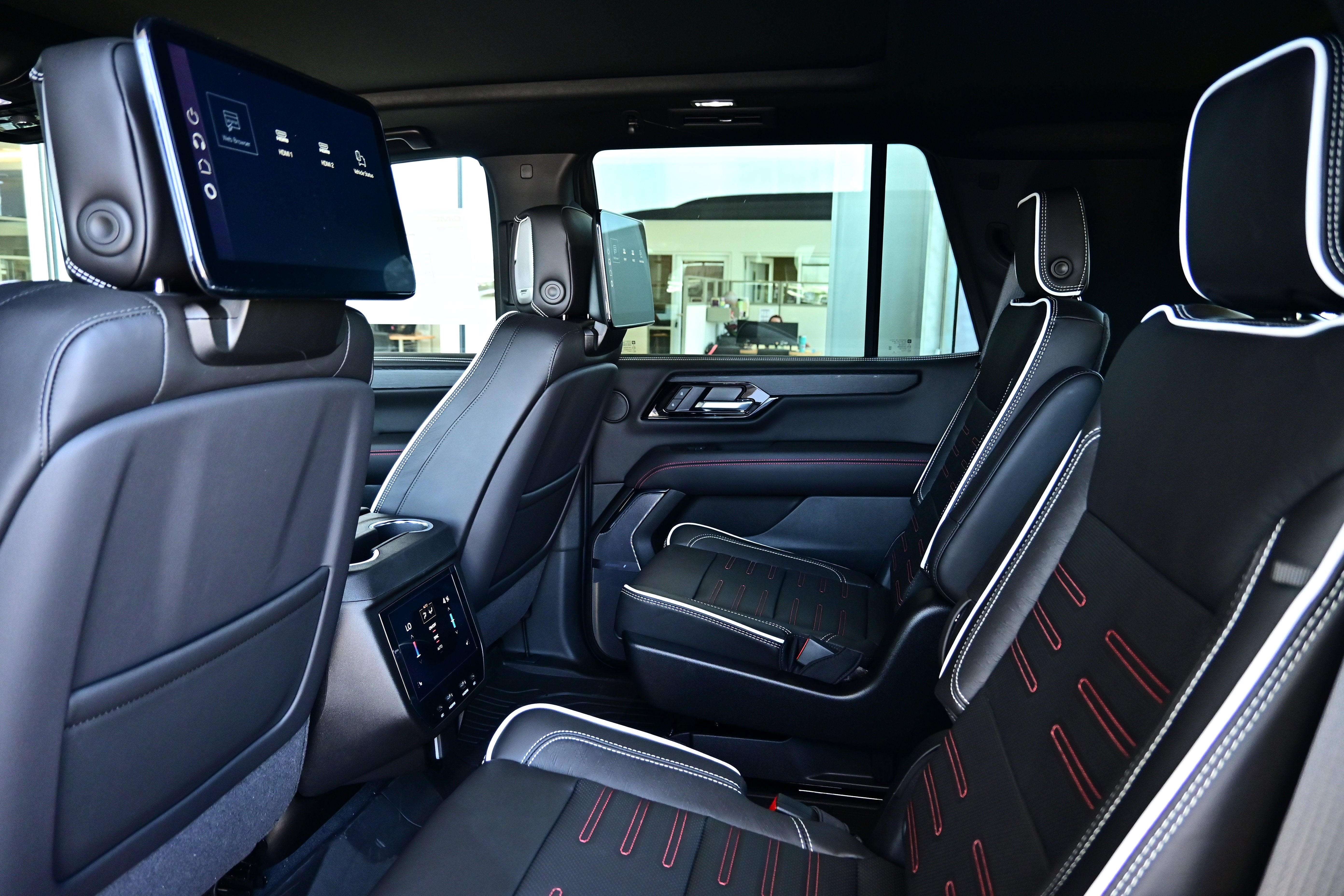2026 GMC Yukon AT4 Ultimate - Photo 18