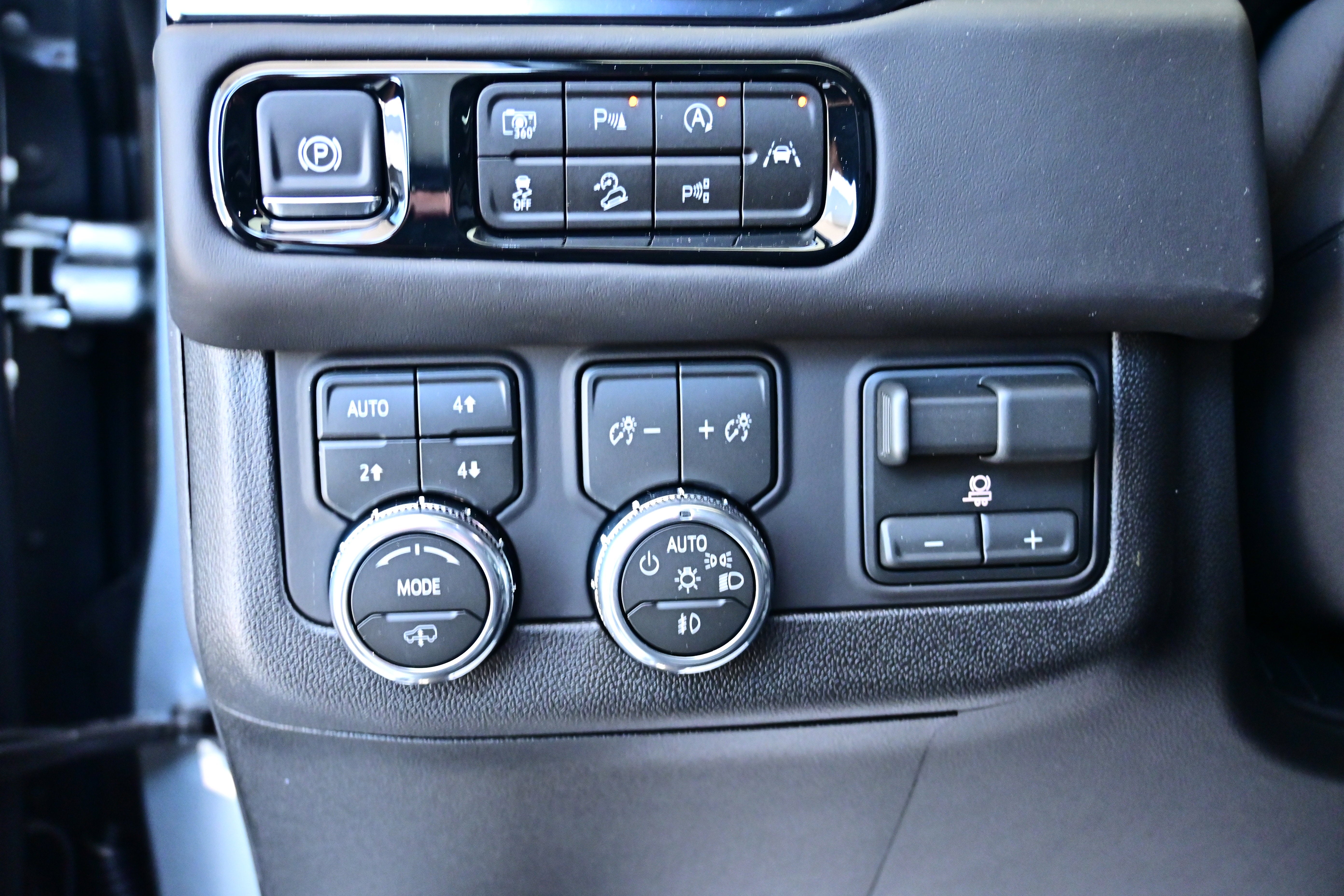 2026 GMC Yukon AT4 Ultimate - Photo 31