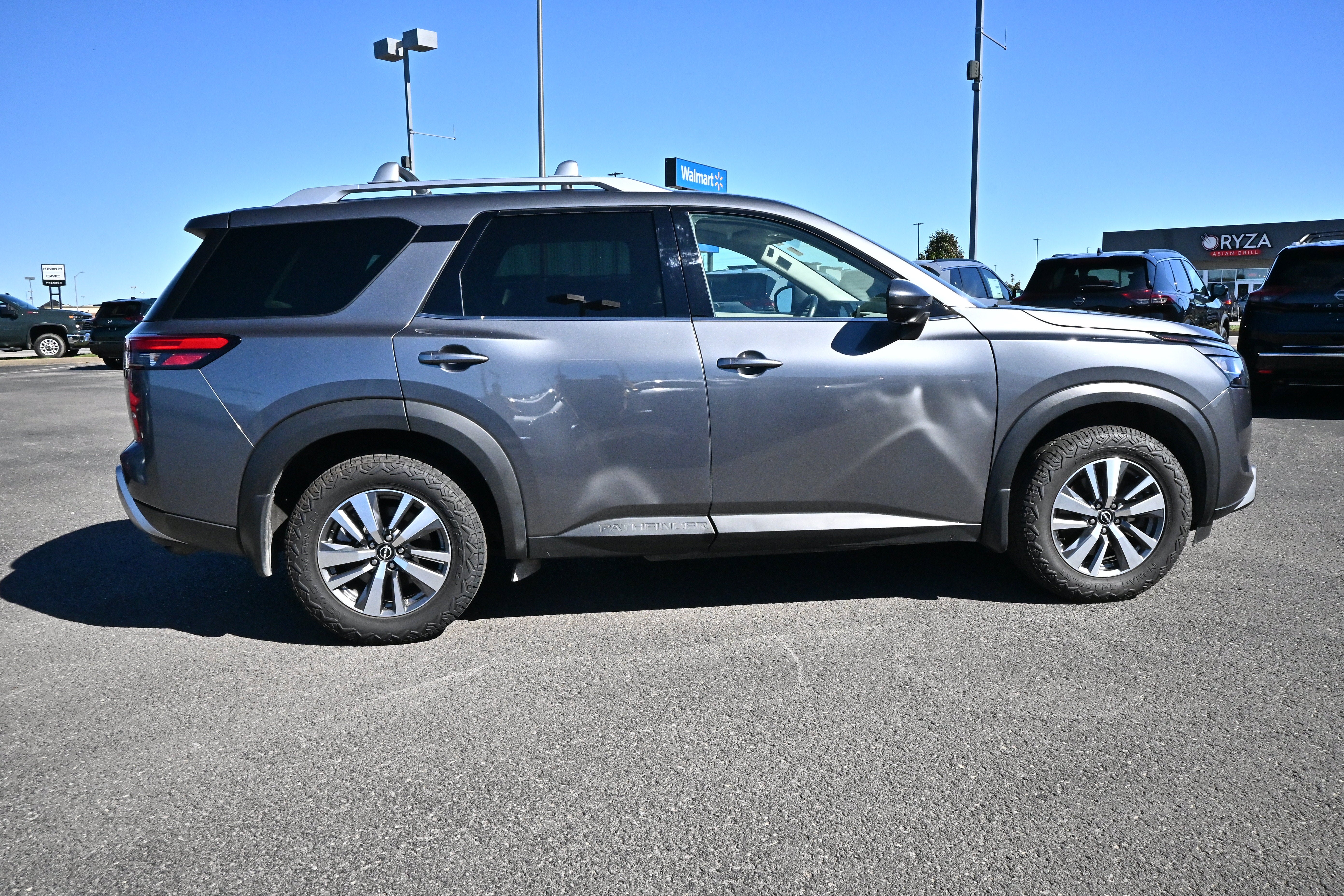 2023 Nissan Pathfinder SL