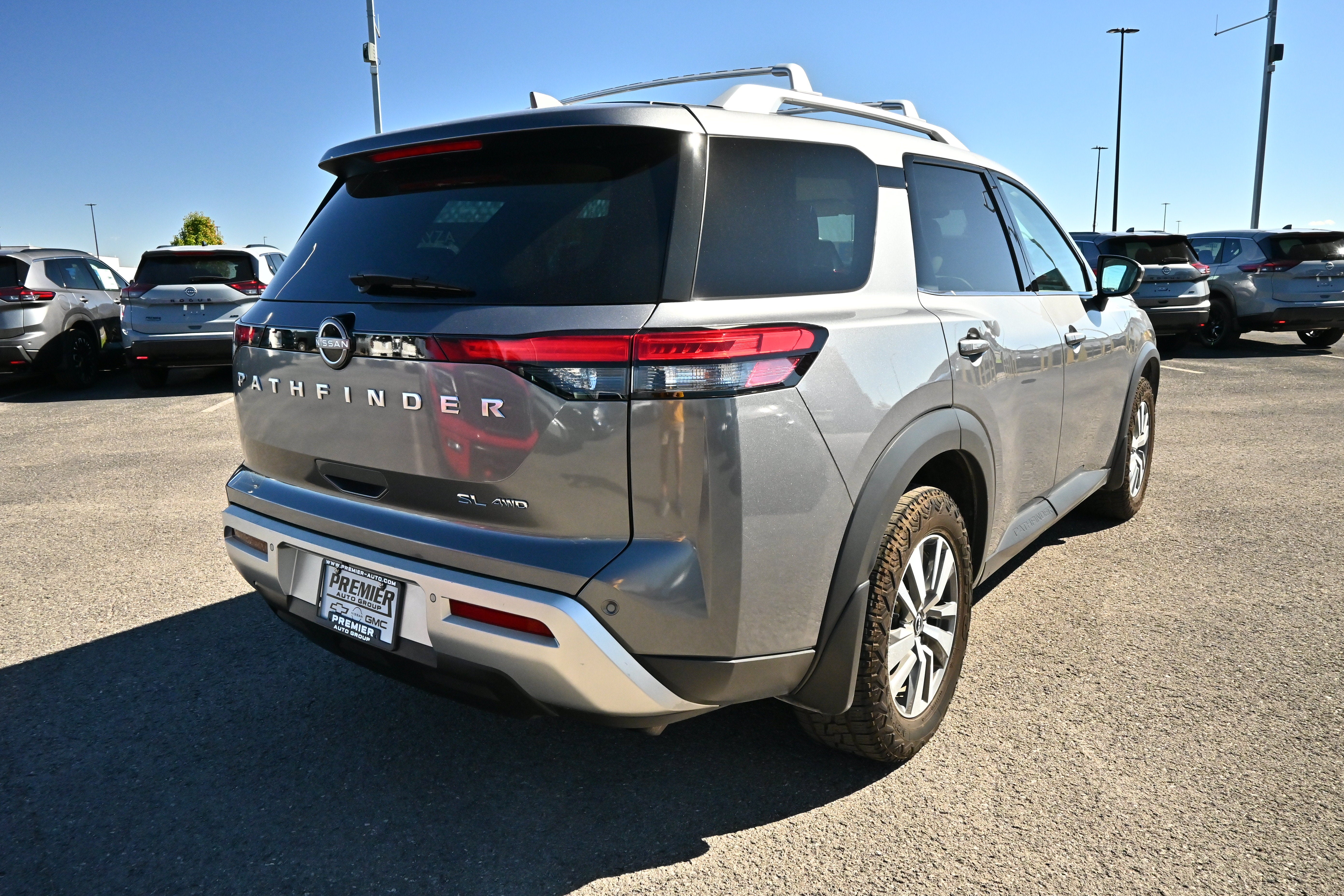 2023 Nissan Pathfinder SL