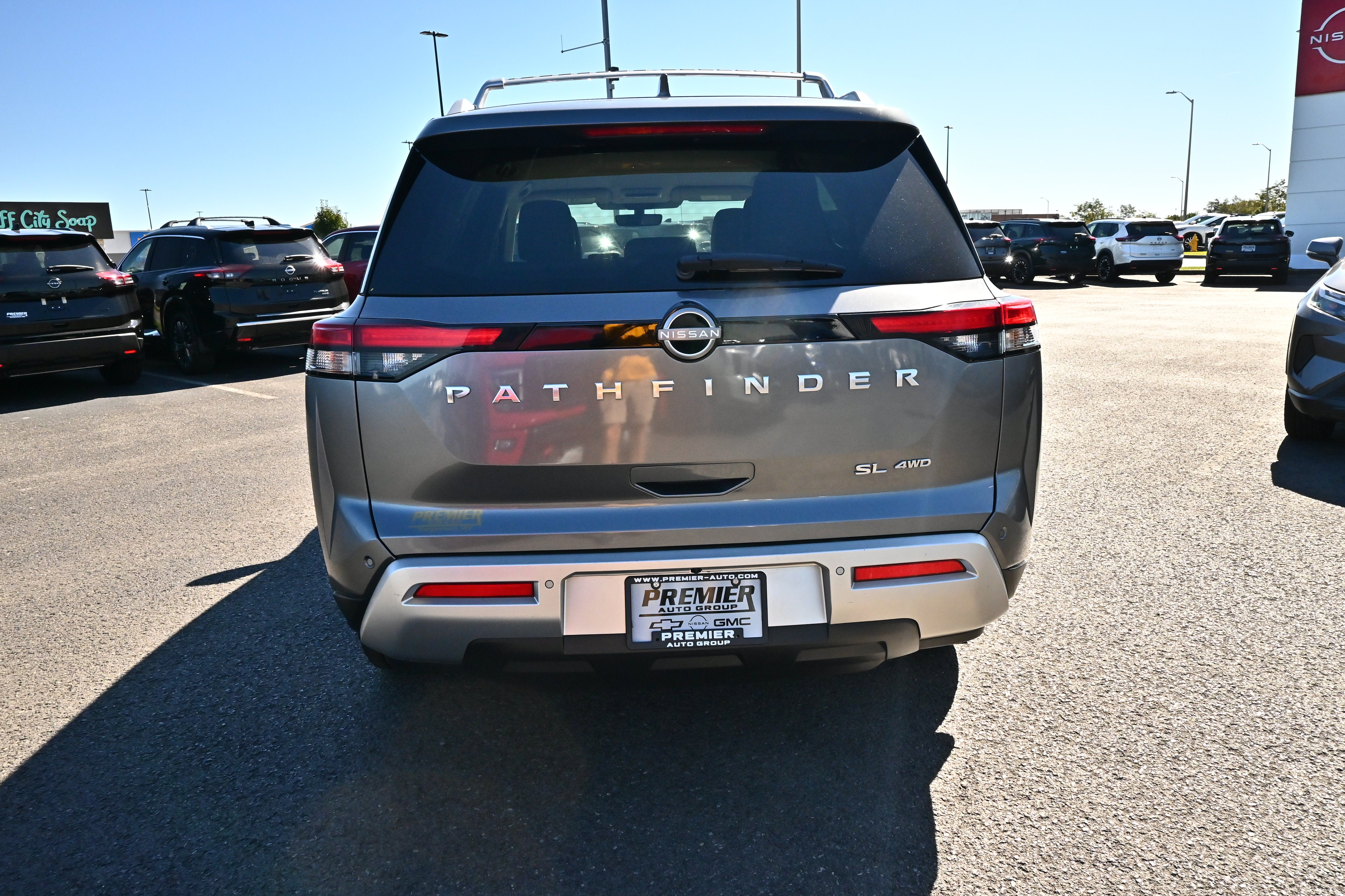 2023 Nissan Pathfinder SL