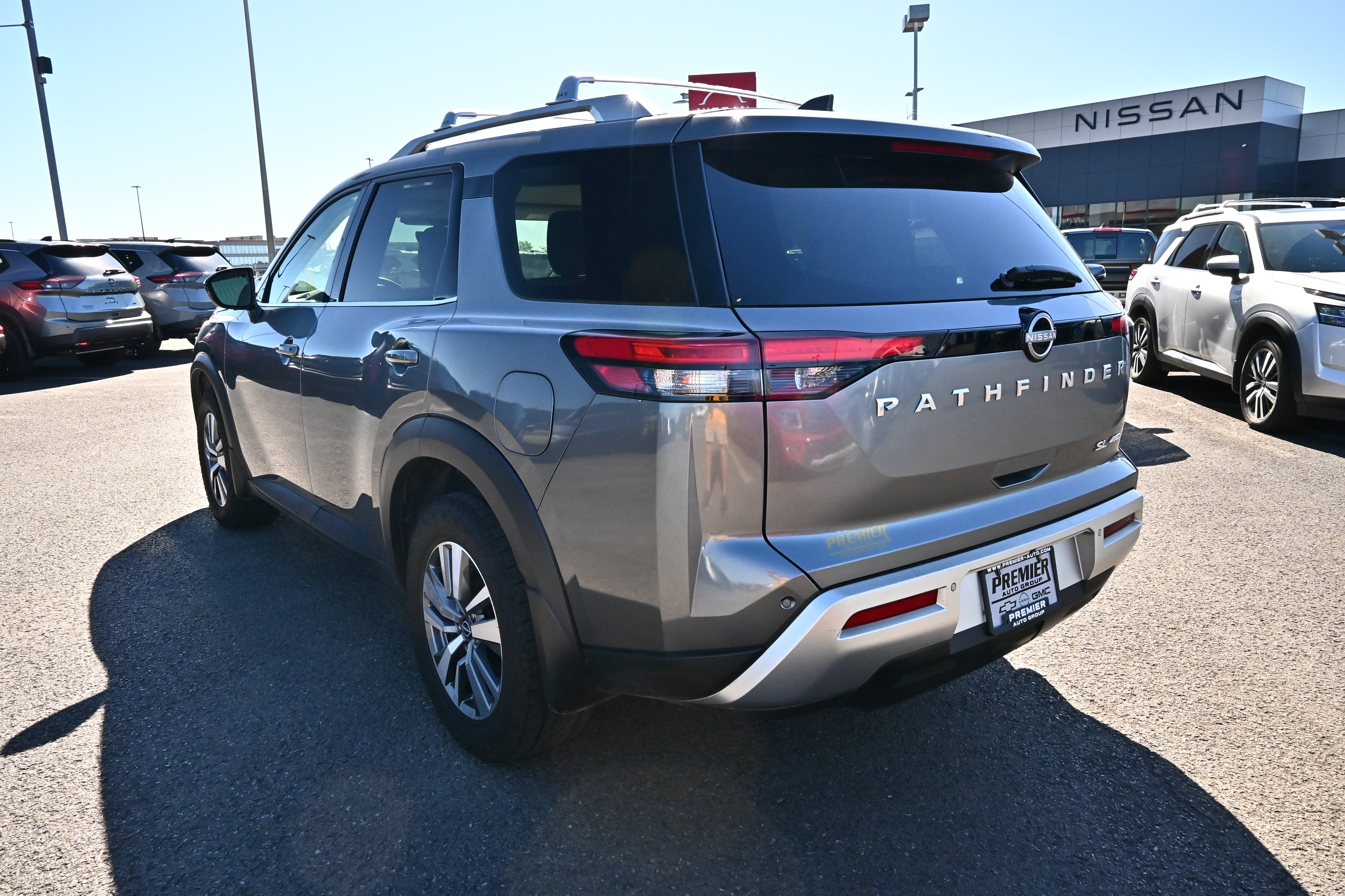 2023 Nissan Pathfinder SL